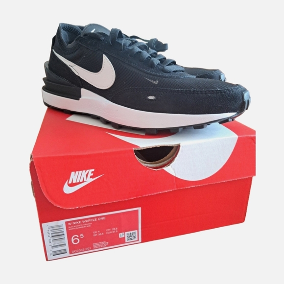 Nike Womens Waffle One Size 6.5 Black- White New Sneakers - Picture 9 of 9